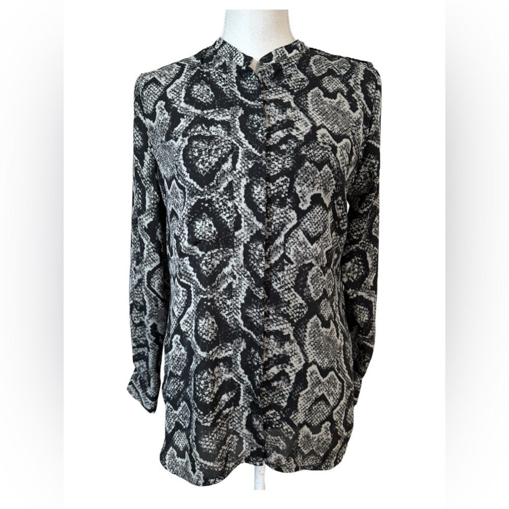 ❤️LARRY LEVINE SNAKESKIN PRINT BLOUSE SMALL #E - Picture 2 of 11